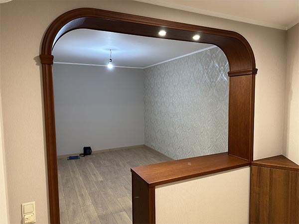 arka-iz-duba-s-snoleshnicey-na-balkon
