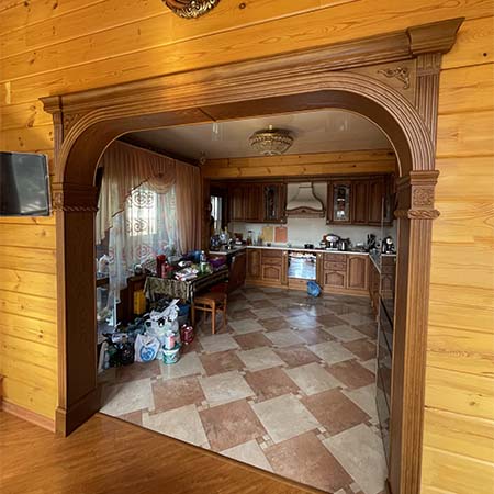 Арка из дуба с карнизом и резьбой