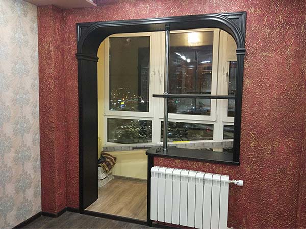 arka-na-balkon-s-polkoy