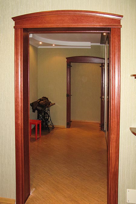 portal-iz-duba-s-karnizom-v-koridore