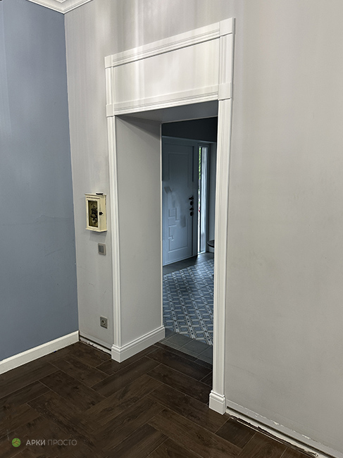 portal-iz-buka-s-zashivkoy-ral9003