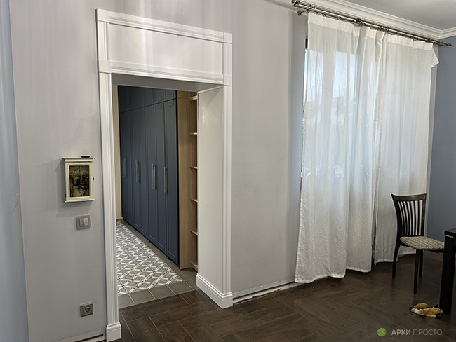 portal-iz-buka-s-zashivkoy-ral9003
